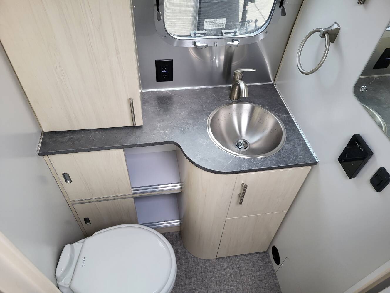 A photo of this 2026 Airstream Flying Cloud 27FB Queen Hatch