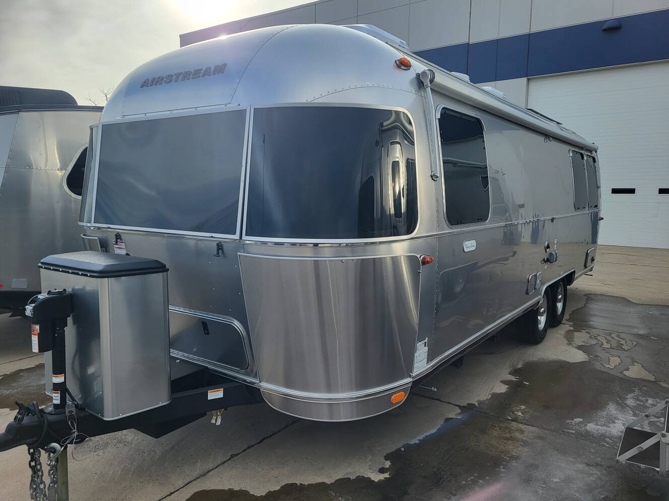A photo of this 2026 Airstream Flying Cloud 27FB Queen Hatch