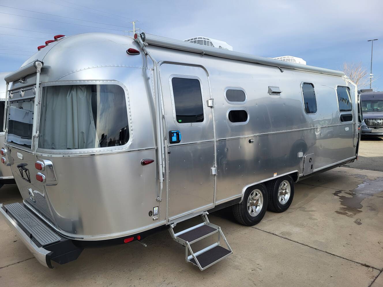 A photo of this 2026 Airstream Flying Cloud 27FB Queen Hatch