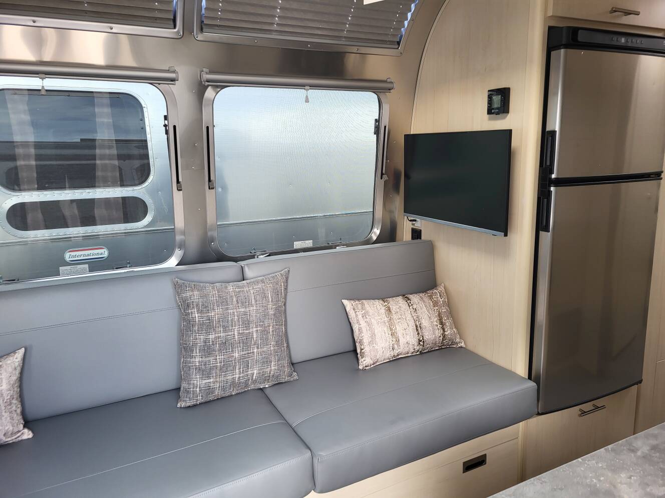A photo of this 2026 Airstream Flying Cloud 27FB Queen Hatch