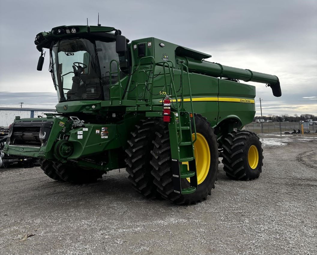 2022 JOHN DEERE S770 Combine in El Paso, IL