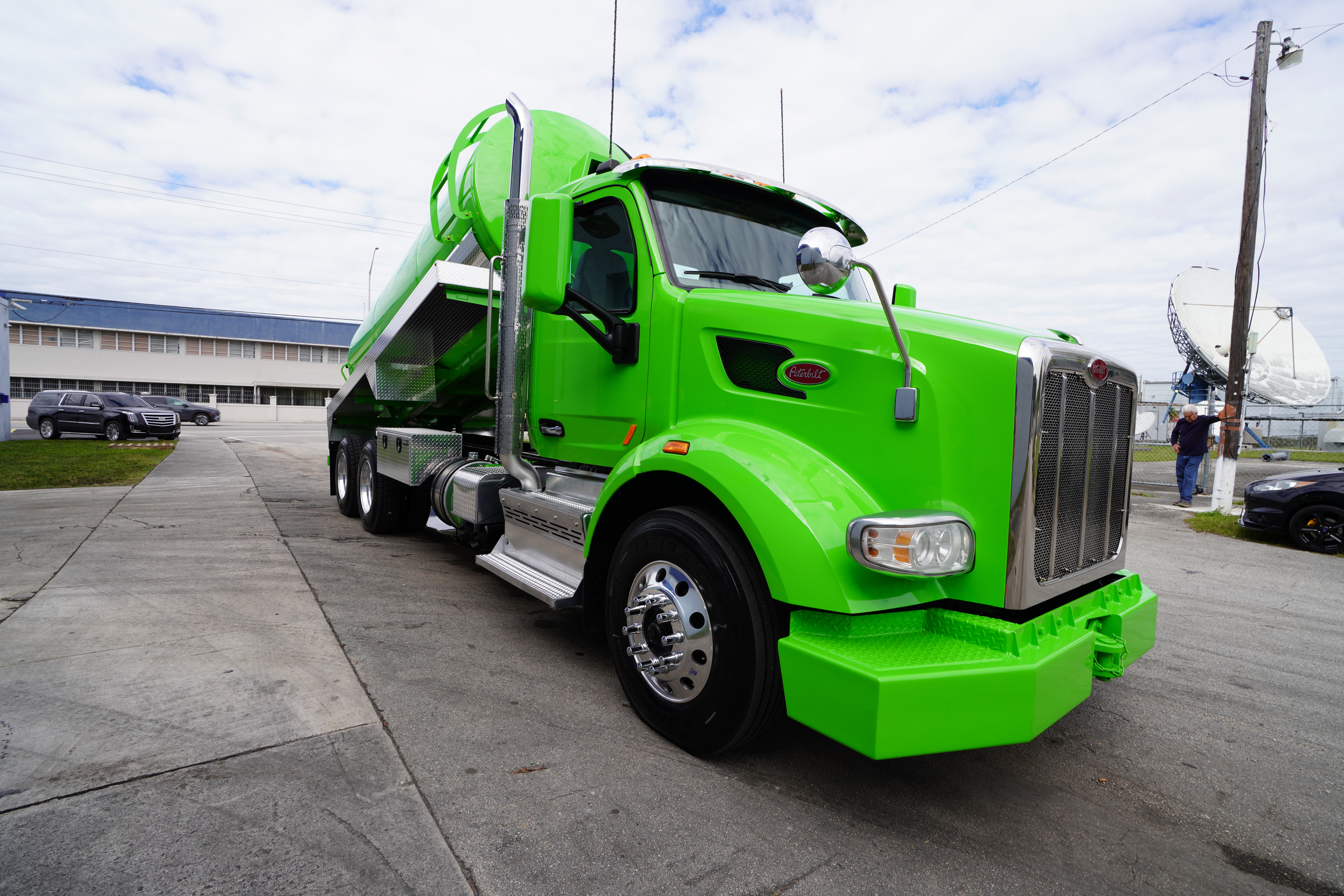 2018 PETERBILT 567 in Miami, FL