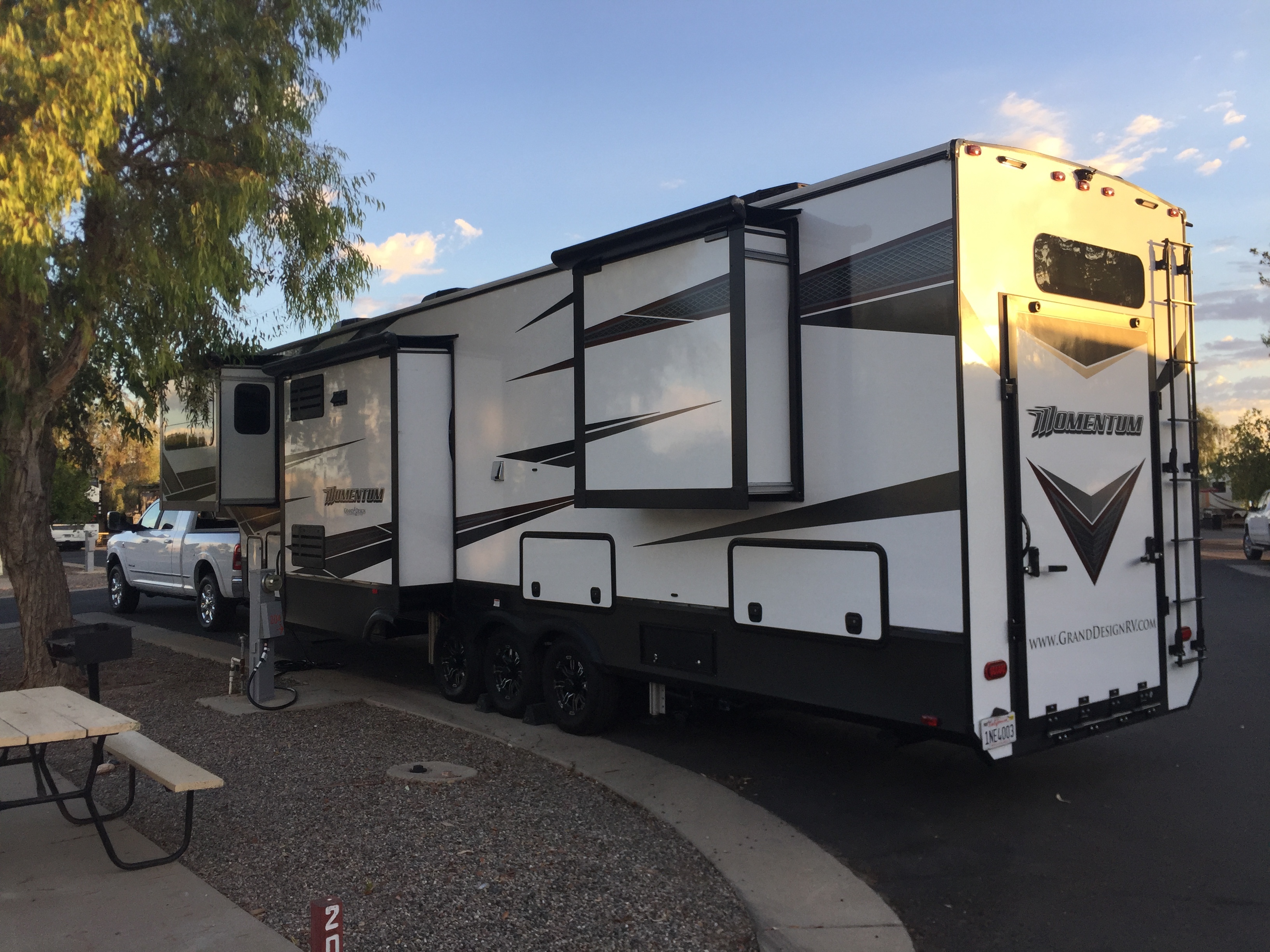 2020 Grand Design MOMENTUM 376TH in corona CA