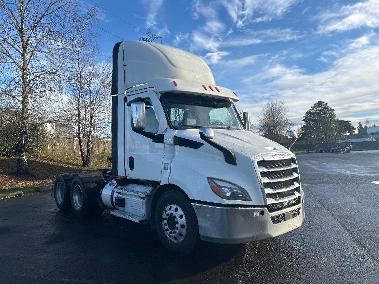 2021 FREIGHTLINER CASCADIA 116 in Clackamas, OR