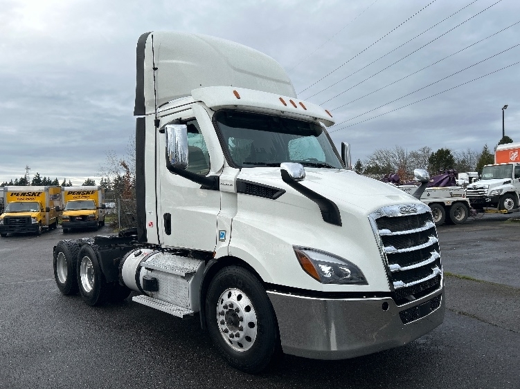 2021 FREIGHTLINER CASCADIA 116 in Clackamas, OR
