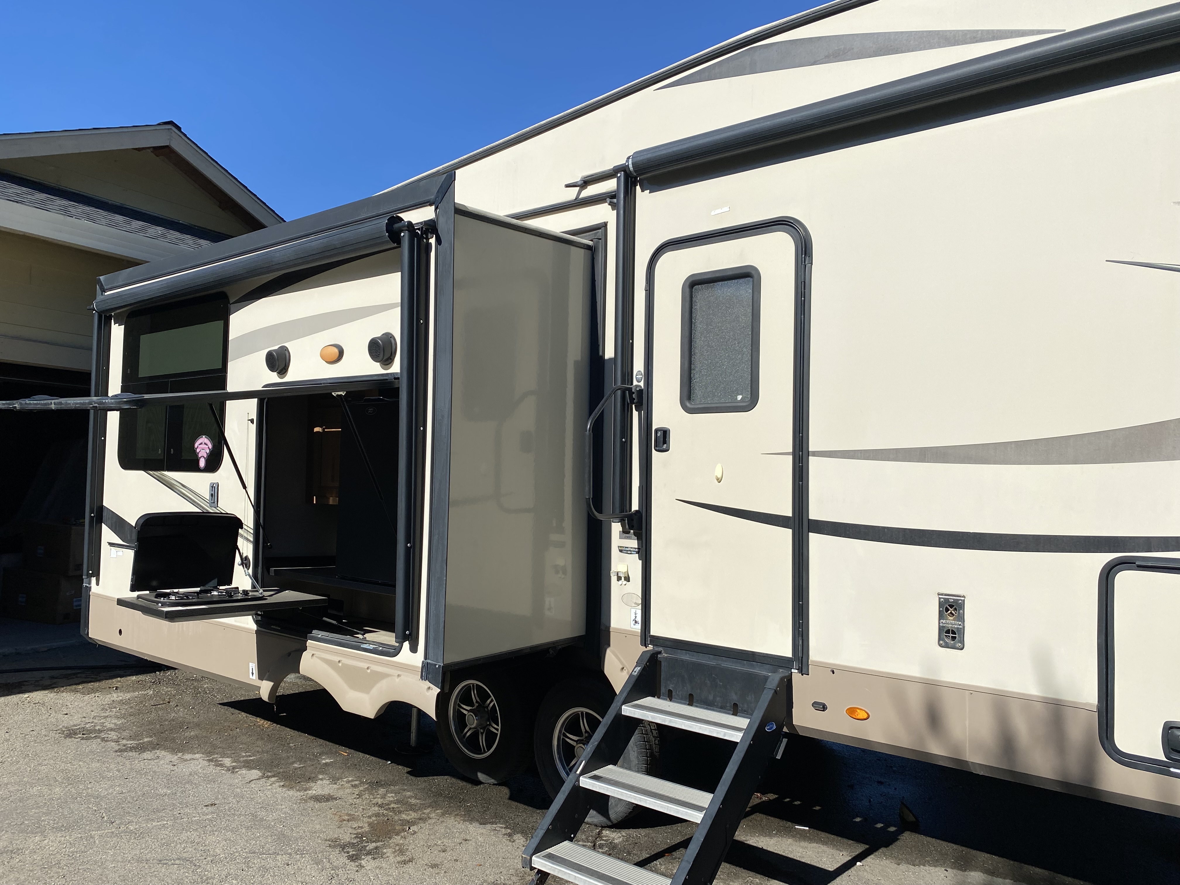 2018 Forest River ROCKWOOD SIGNATURE ULTRA LITE 8290BS RV
