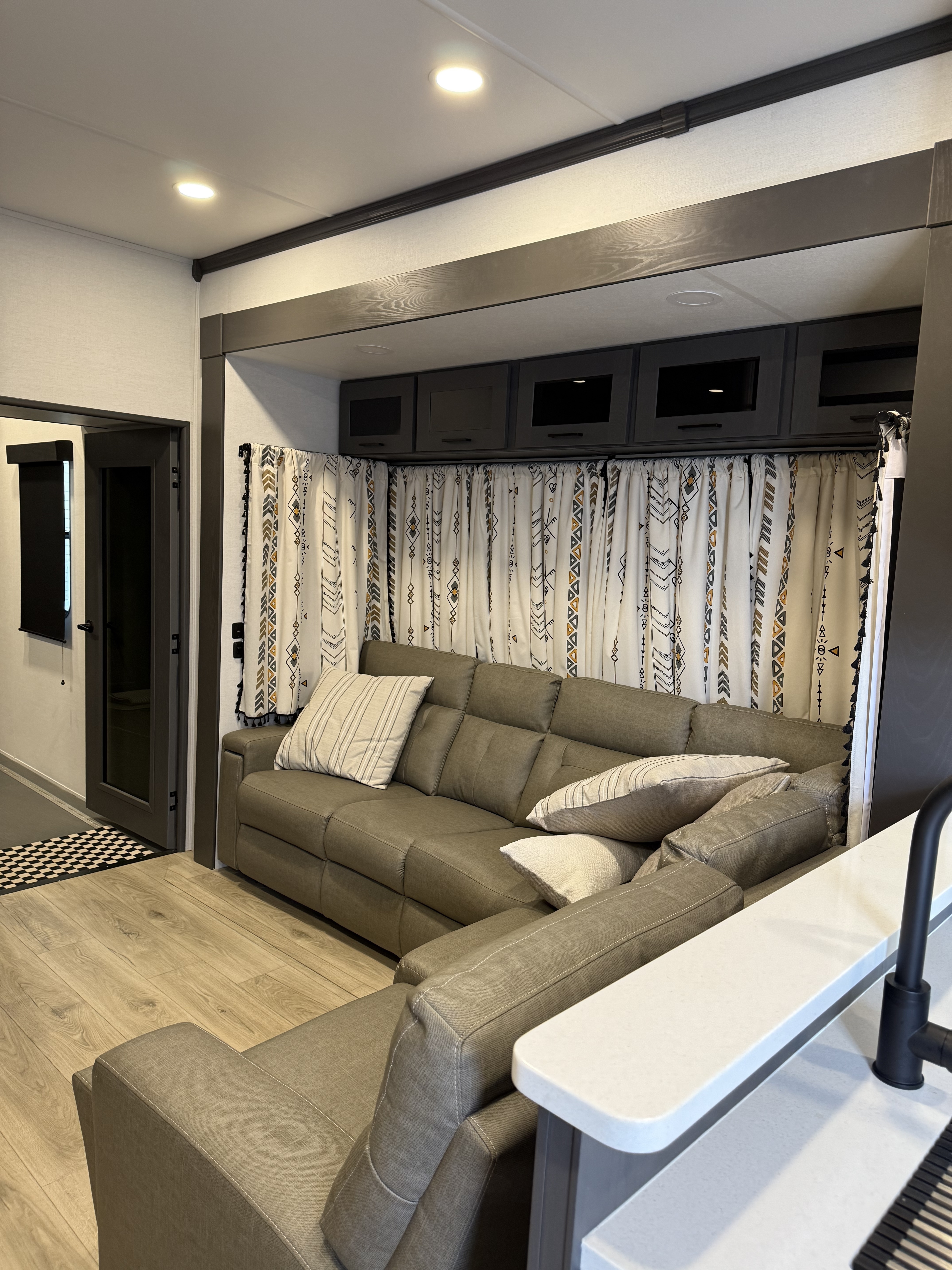2025 Alliance Rv VALOR 44V14 in paradise TX