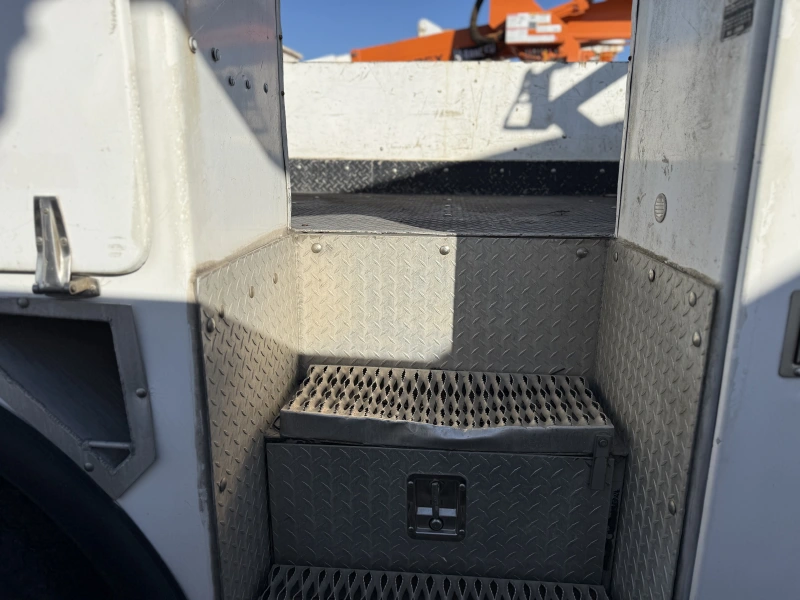 2003 FREIGHTLINER BUSINESS CLASS M2 106