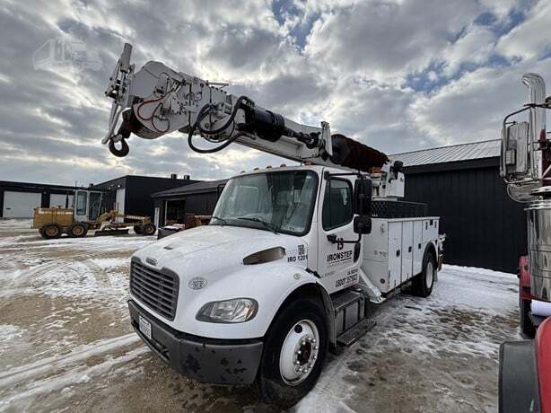 2015 FREIGHTLINER BUSINESS CLASS M2 106 in Oelwein, IA