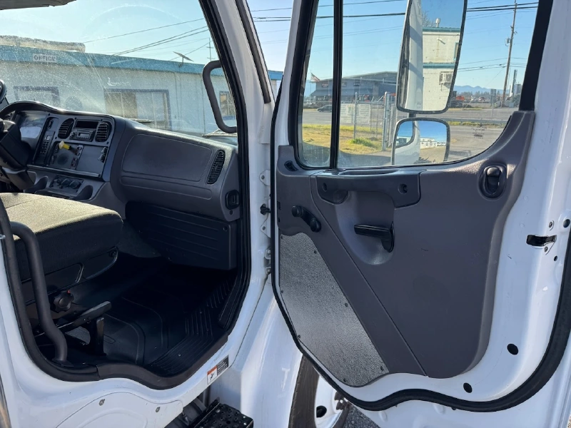 2017 FREIGHTLINER M2