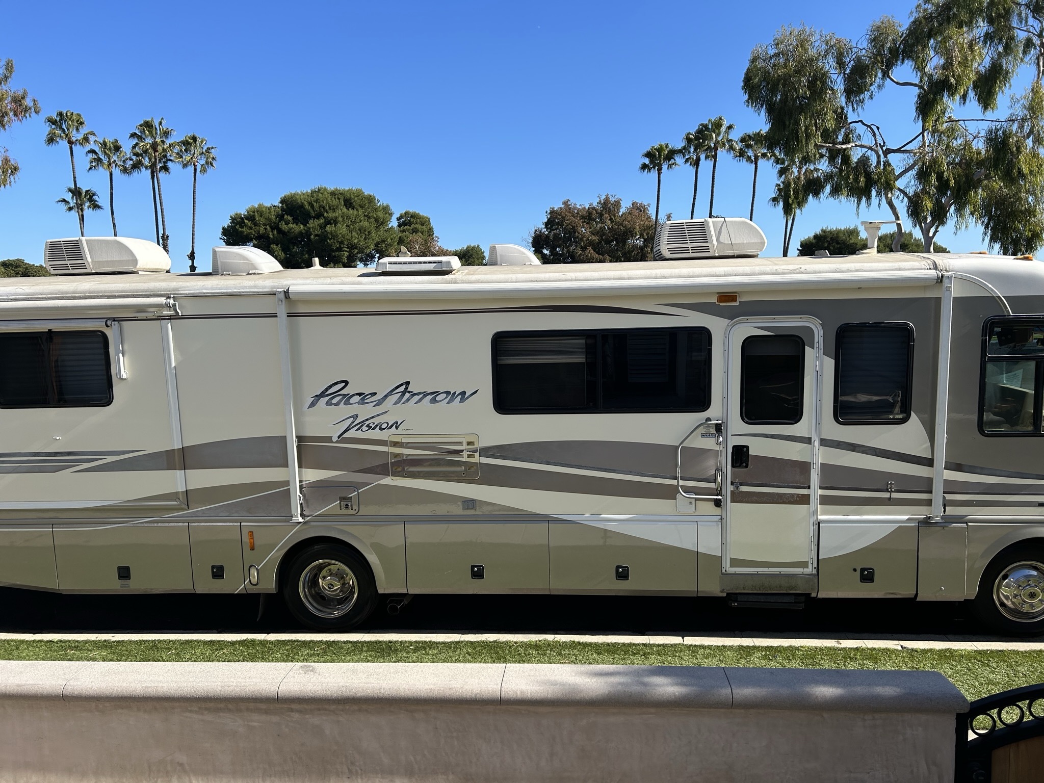 1999 Fleetwood PACE ARROW VISION SERIES 36B in long beach CA