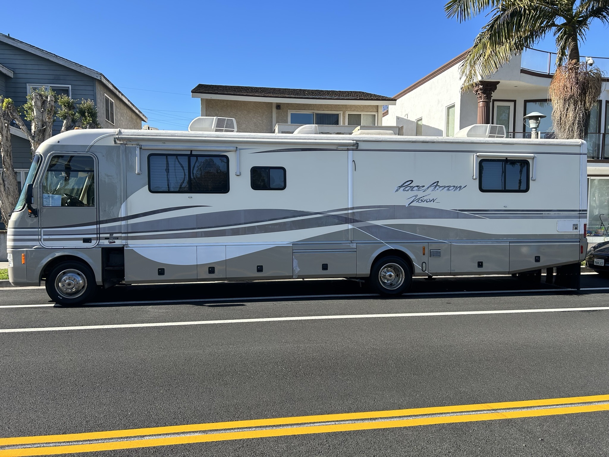 1999 Fleetwood PACE ARROW VISION SERIES 36B in long beach CA