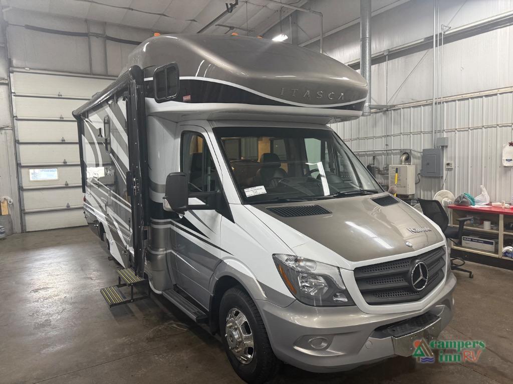 2015 Winnebago Navion 24M in davenport IA