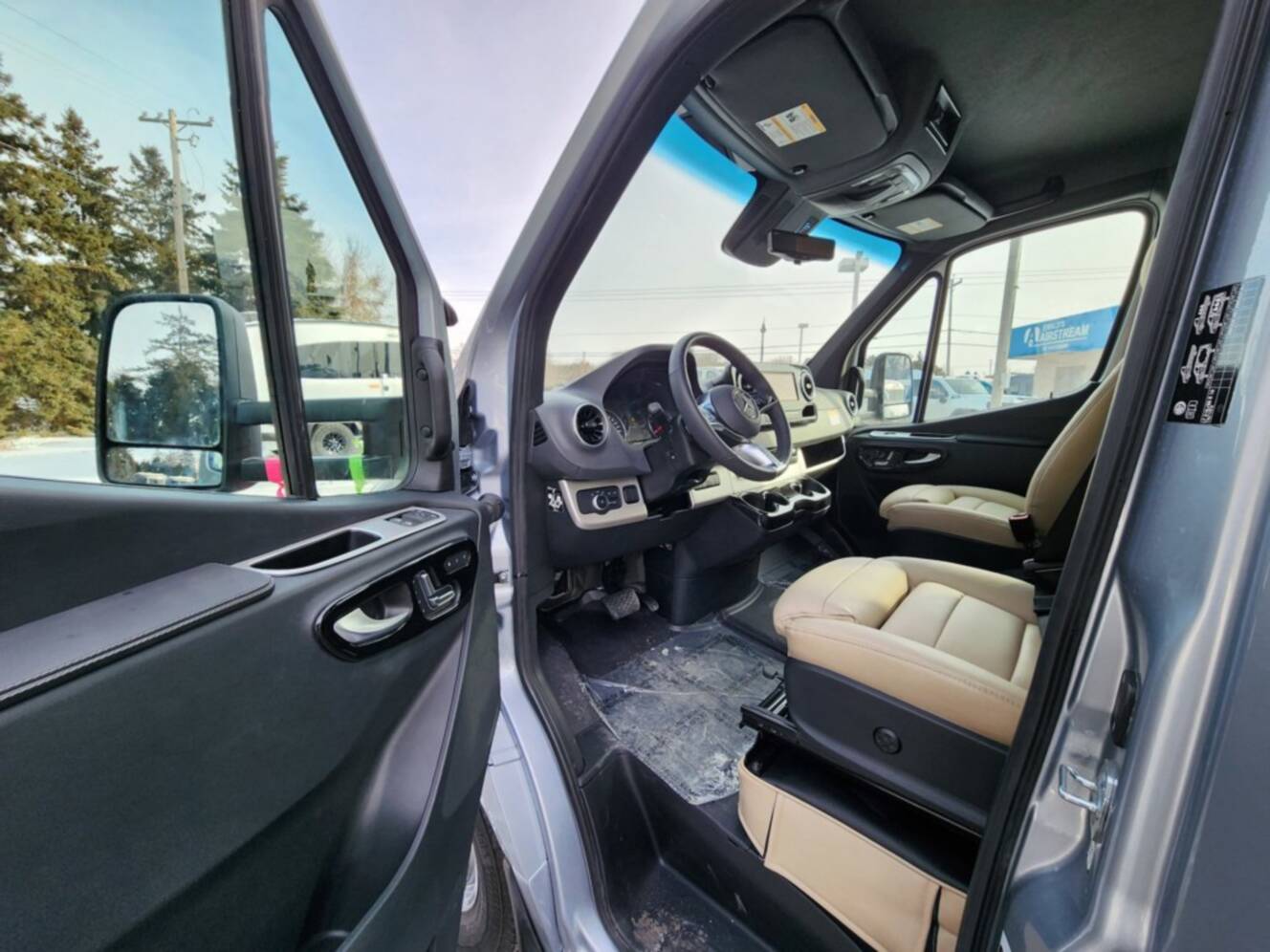 A photo of this 2026 Airstream Atlas 25MS Murphy Suite