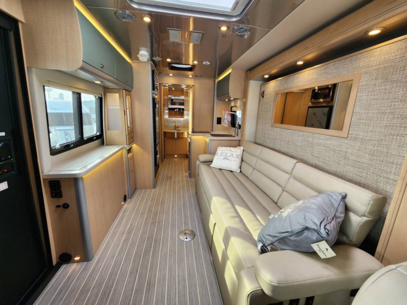 A photo of this 2026 Airstream Atlas 25MS Murphy Suite