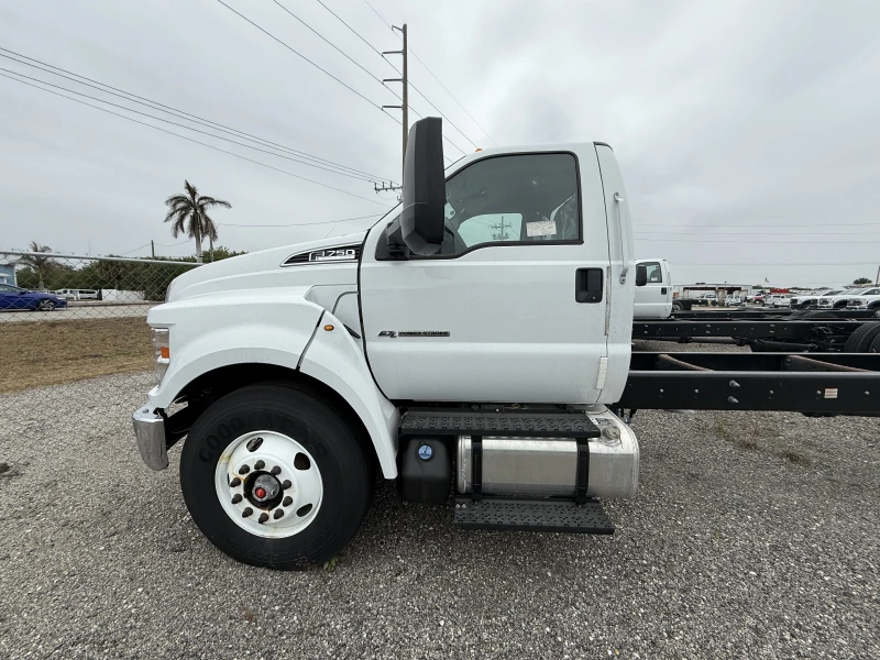 2025 FORD F750