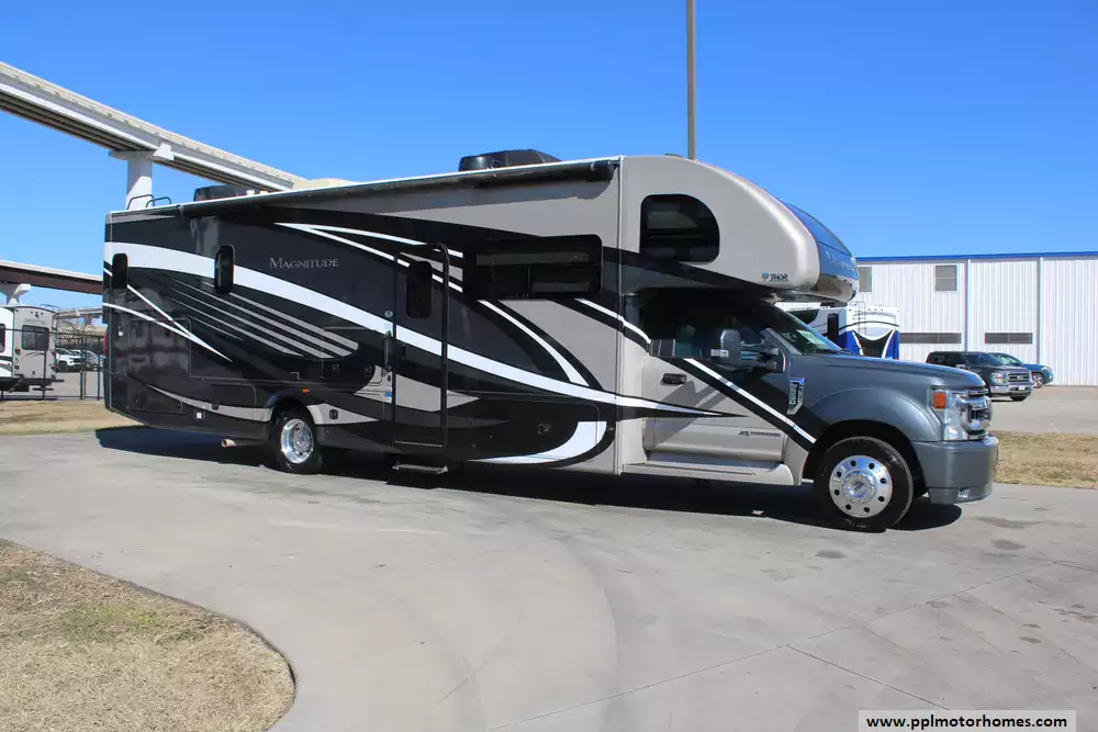 2021 Thor Magnitude Super C Diesel BB35 in houston TX