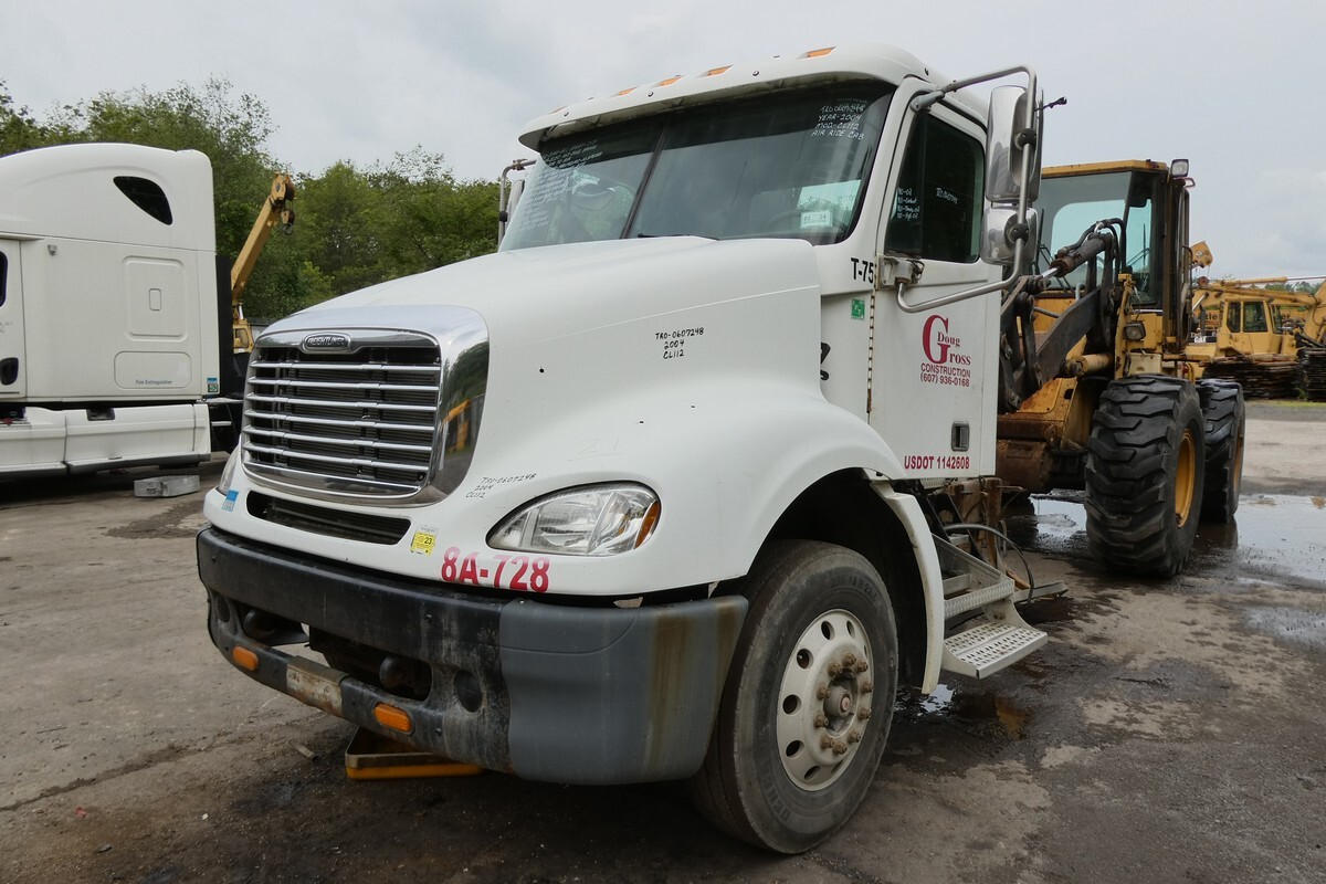 2004 FREIGHTLINER COLUMBIA in Sparrow Bush, NY