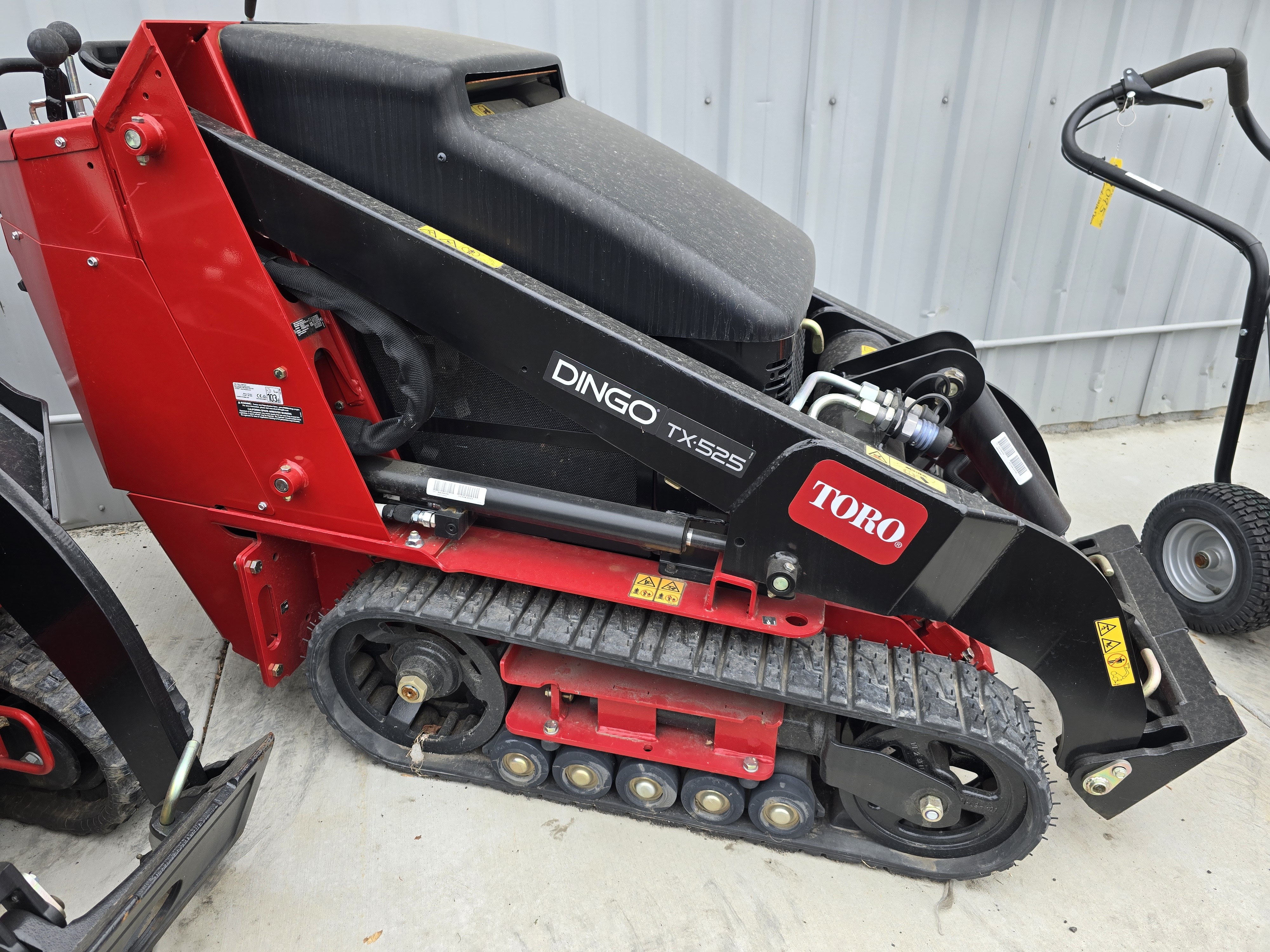 TORO DINGO TX525W in Hemet, CA