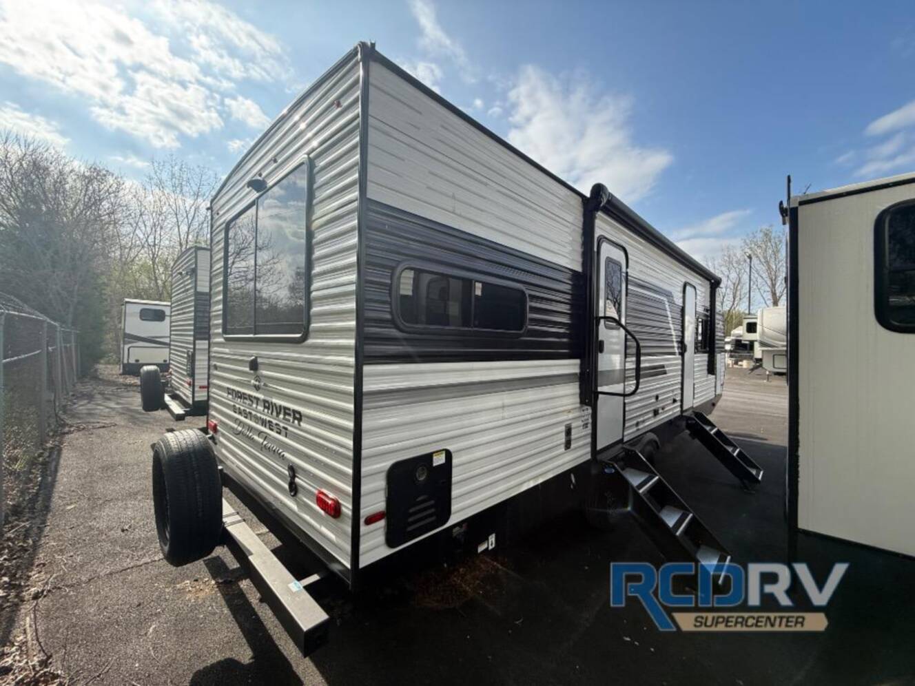 A photo of this 2026 East To West Della Terra 263RK