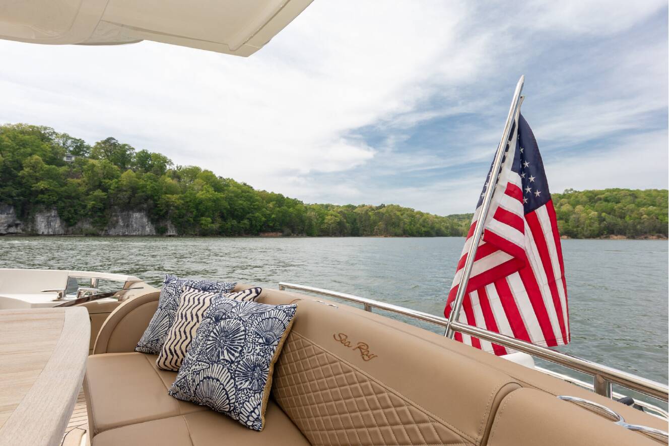 A photo of this 2018 Sea Ray L-CLASS SERIES