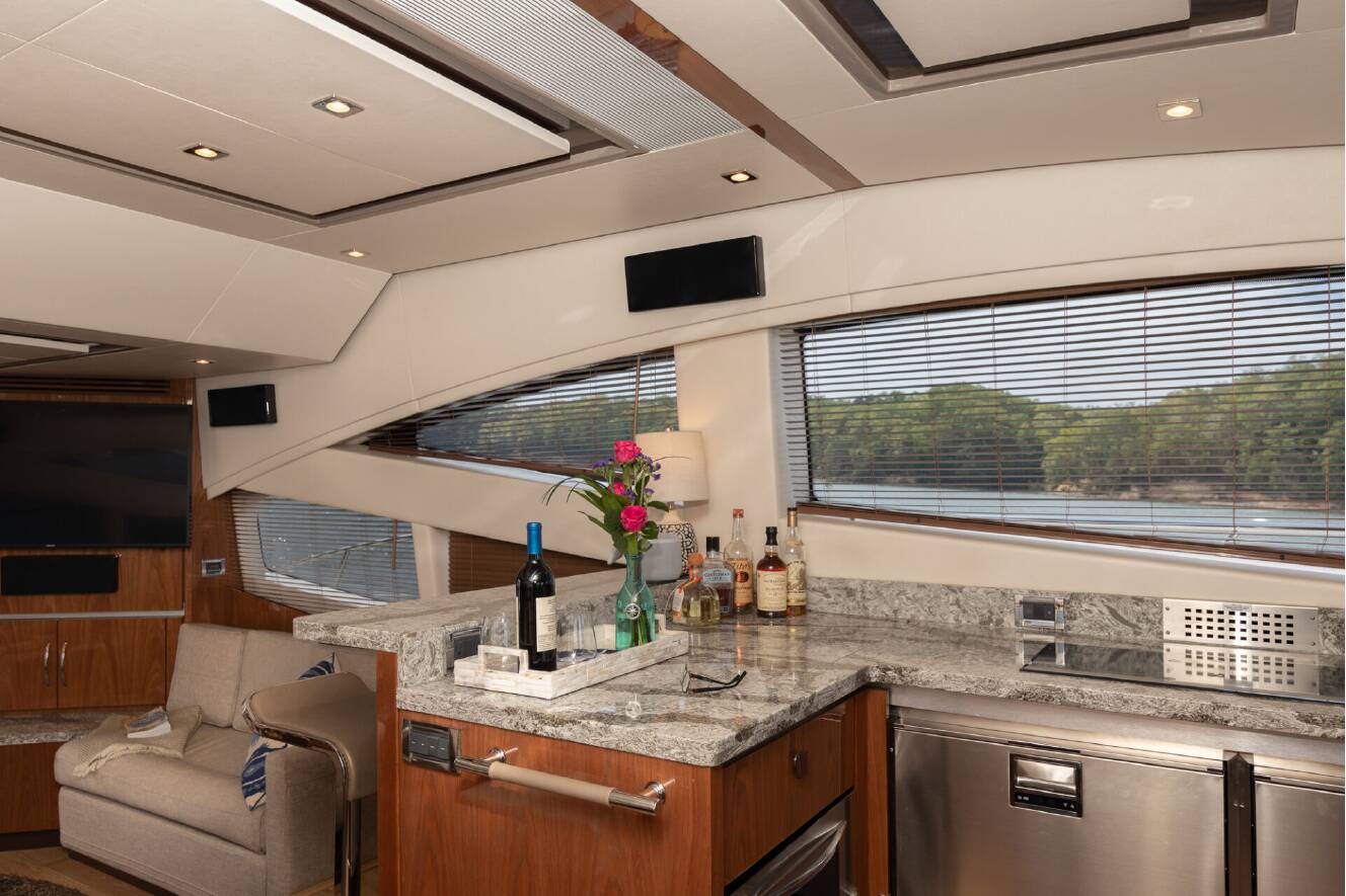 A photo of this 2018 Sea Ray L-CLASS SERIES