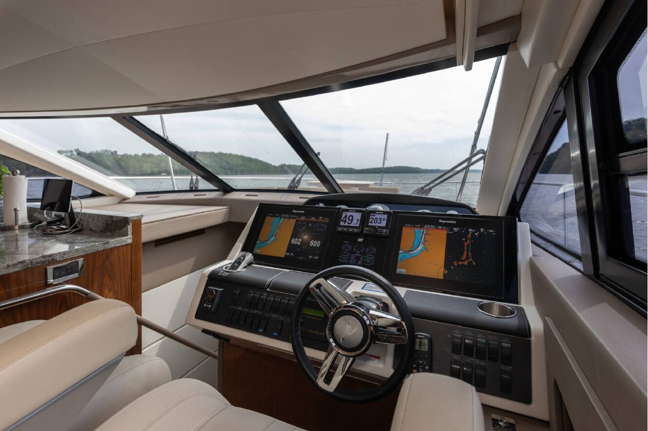 A photo of this 2018 Sea Ray L-CLASS SERIES