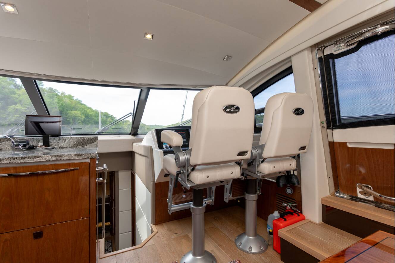 A photo of this 2018 Sea Ray L-CLASS SERIES