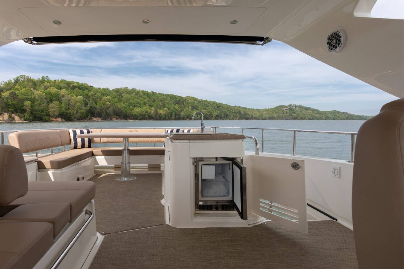 A photo of this 2018 Sea Ray L-CLASS SERIES