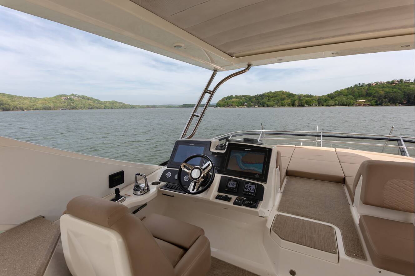 A photo of this 2018 Sea Ray L-CLASS SERIES
