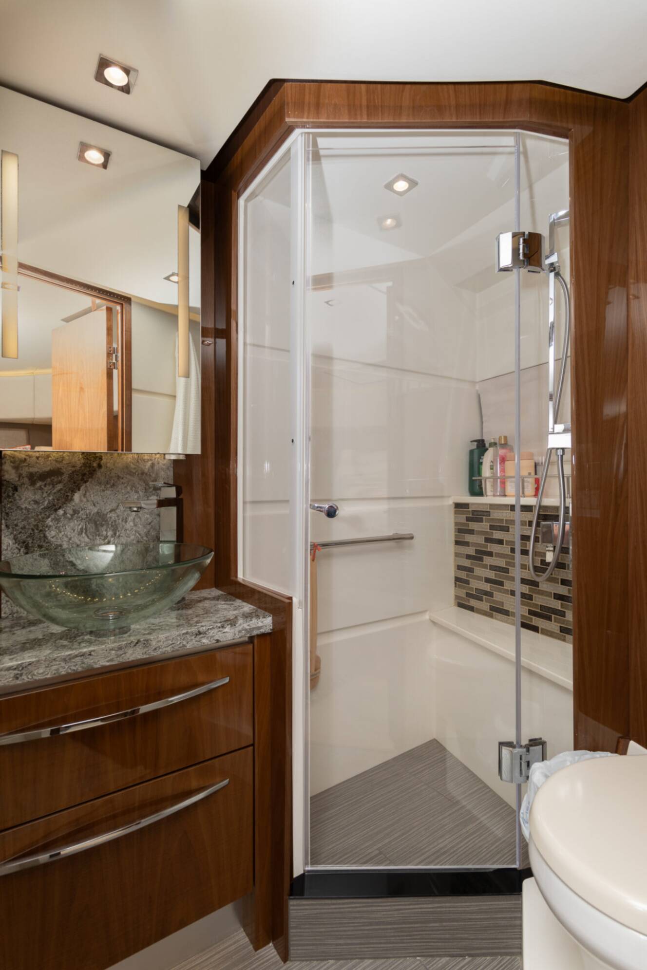 A photo of this 2018 Sea Ray L-CLASS SERIES