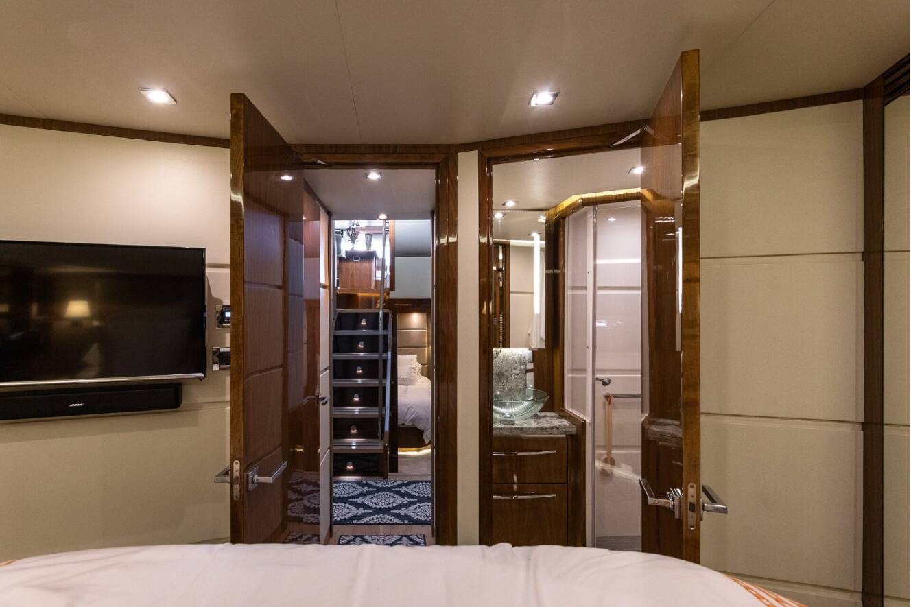 A photo of this 2018 Sea Ray L-CLASS SERIES