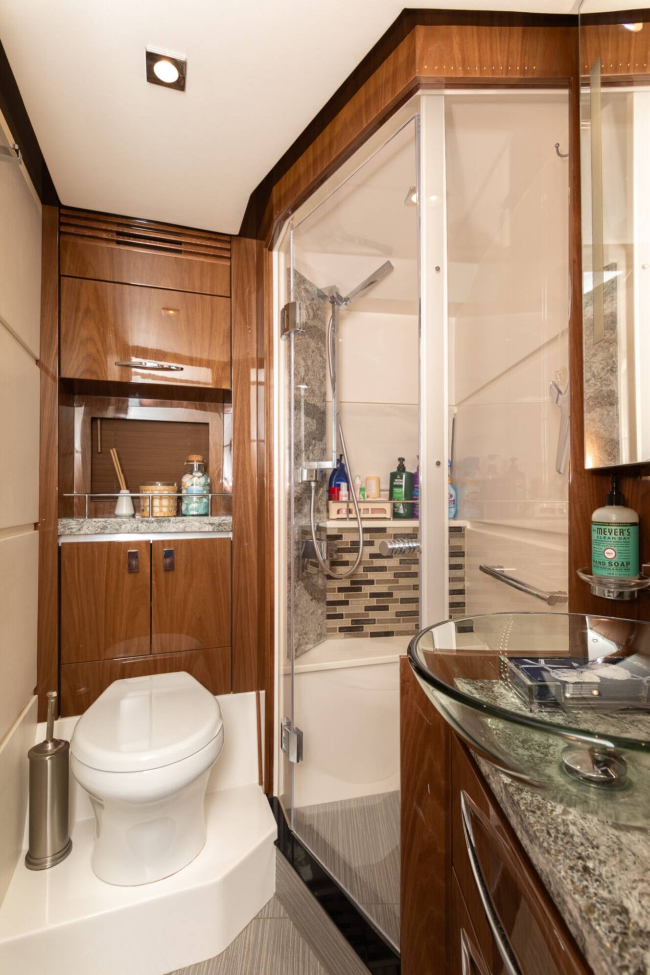 A photo of this 2018 Sea Ray L-CLASS SERIES