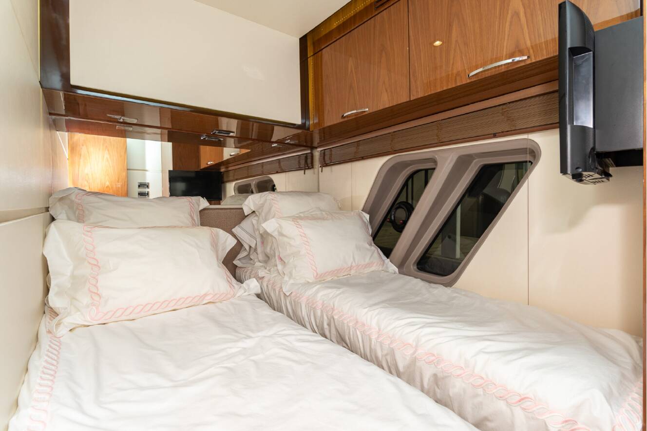 A photo of this 2018 Sea Ray L-CLASS SERIES