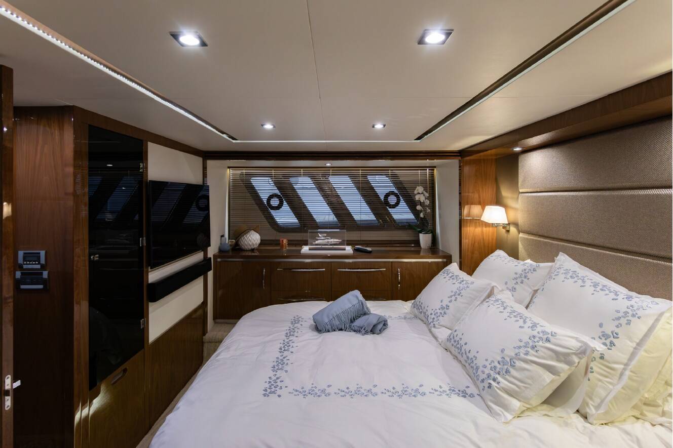 A photo of this 2018 Sea Ray L-CLASS SERIES