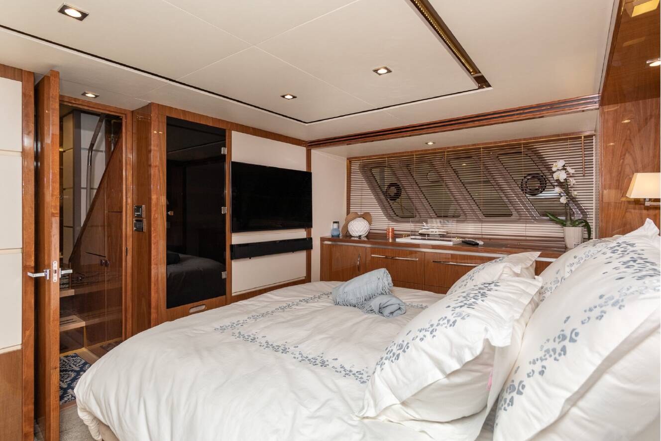 A photo of this 2018 Sea Ray L-CLASS SERIES