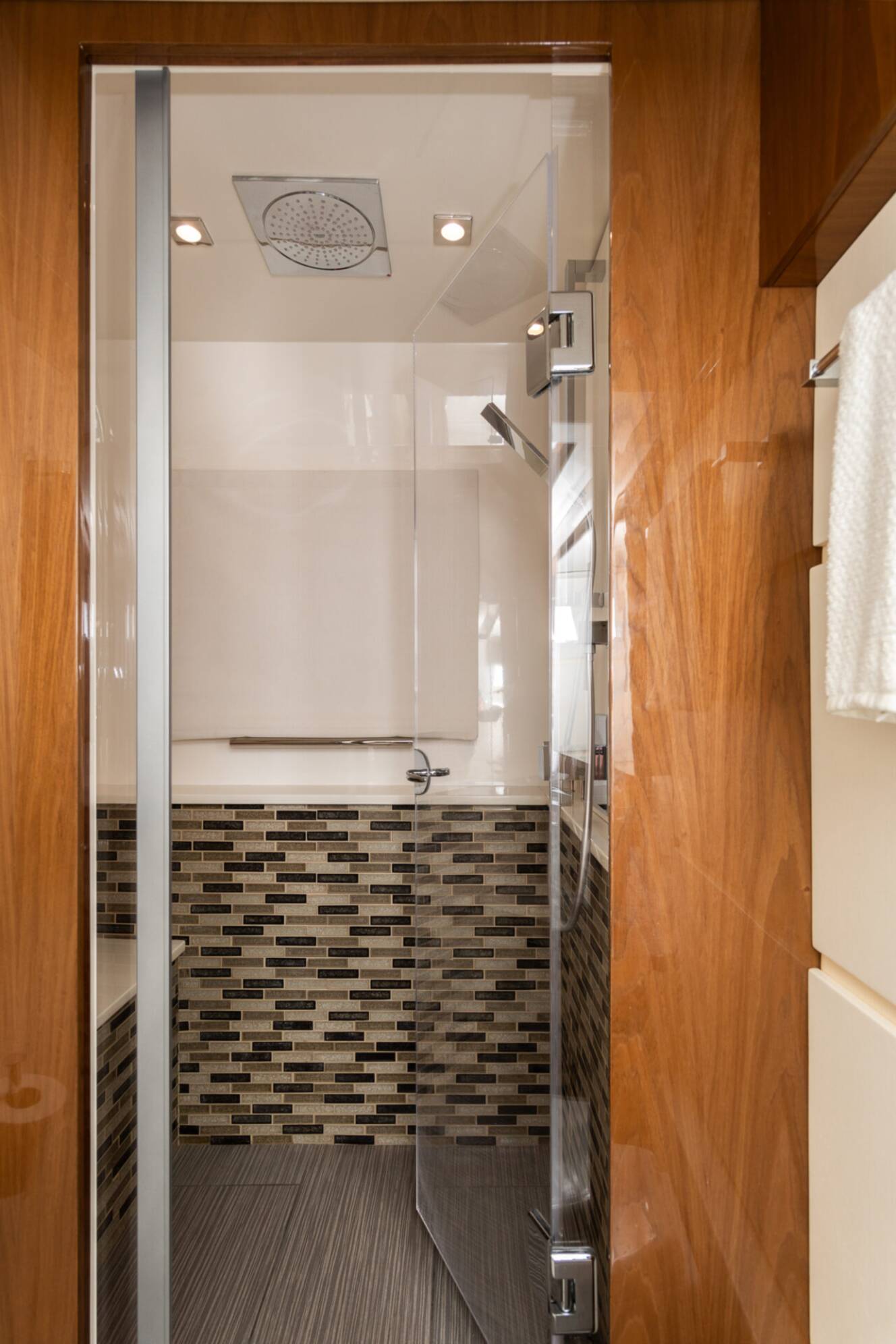 A photo of this 2018 Sea Ray L-CLASS SERIES