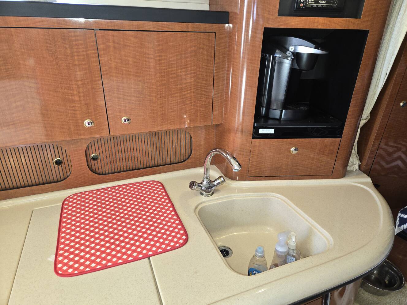 A photo of this 2004 Sea Ray 340 Sundancer