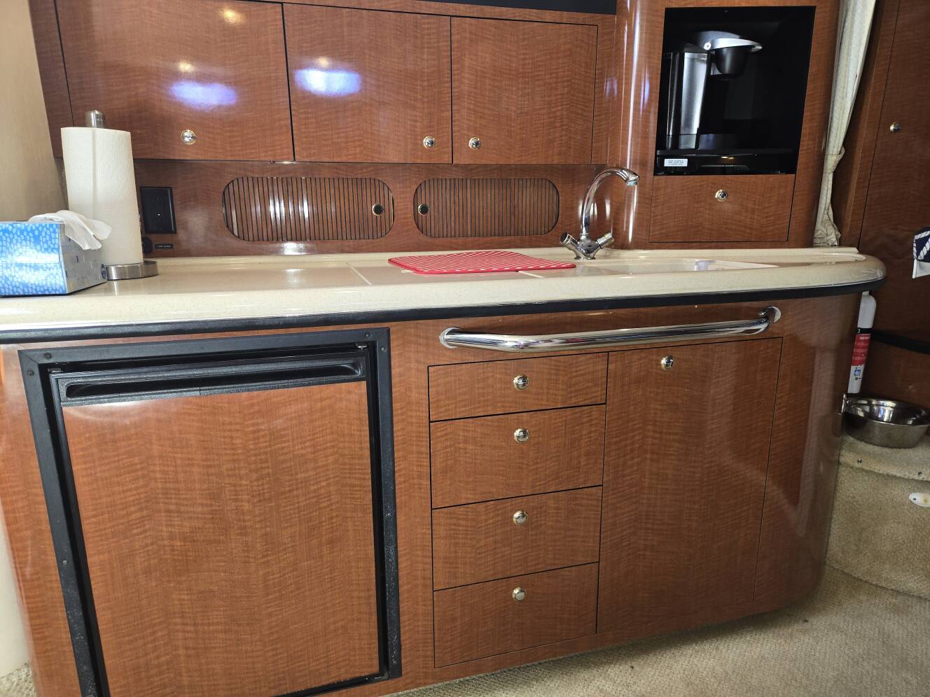 A photo of this 2004 Sea Ray 340 Sundancer