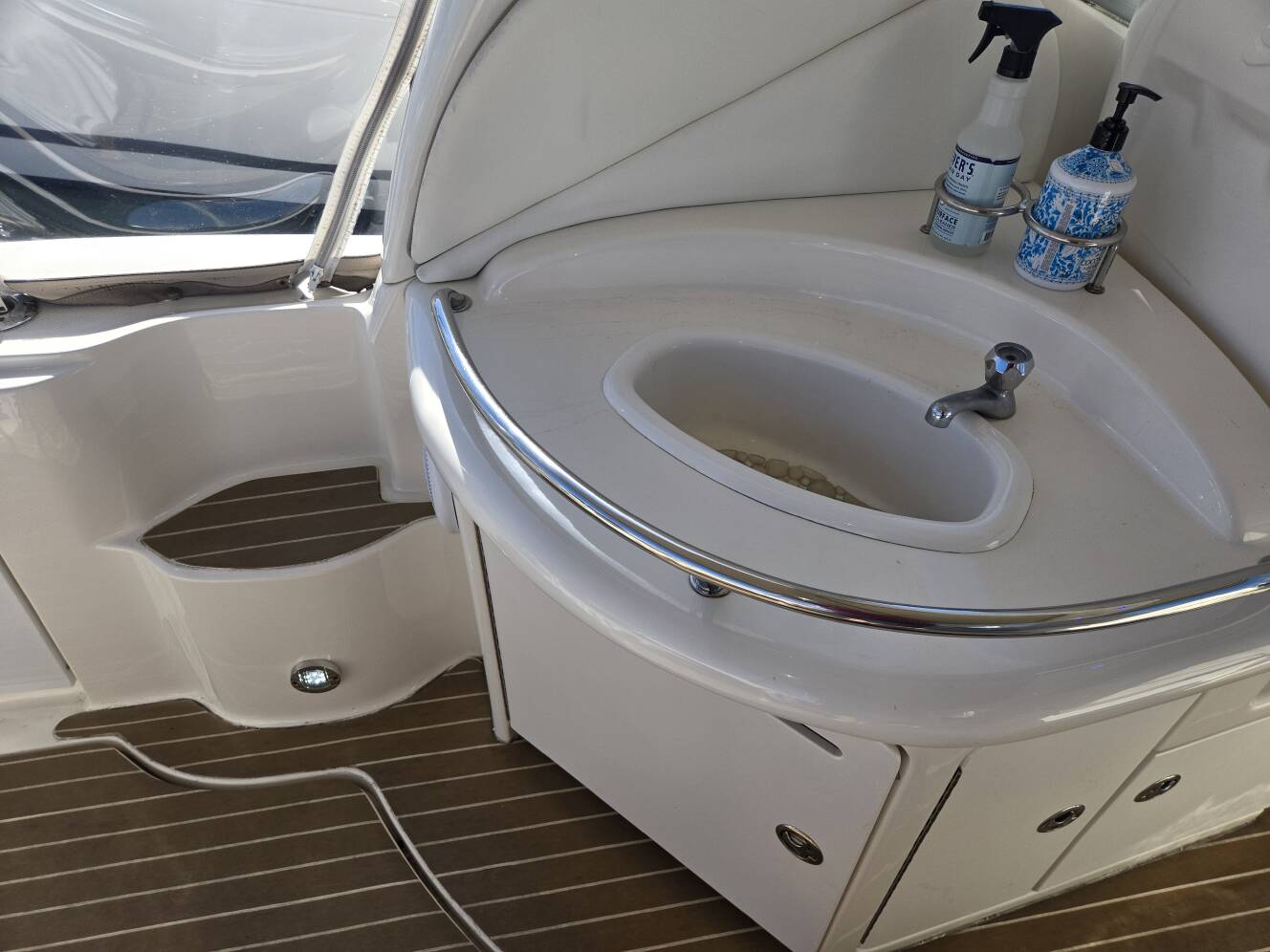 A photo of this 2004 Sea Ray 340 Sundancer