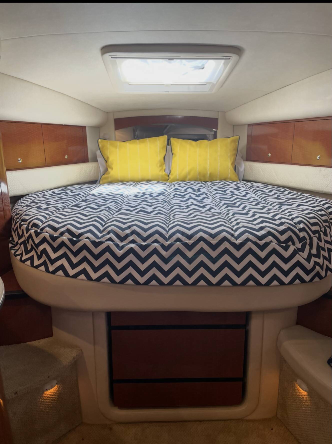 A photo of this 2004 Sea Ray 340 Sundancer