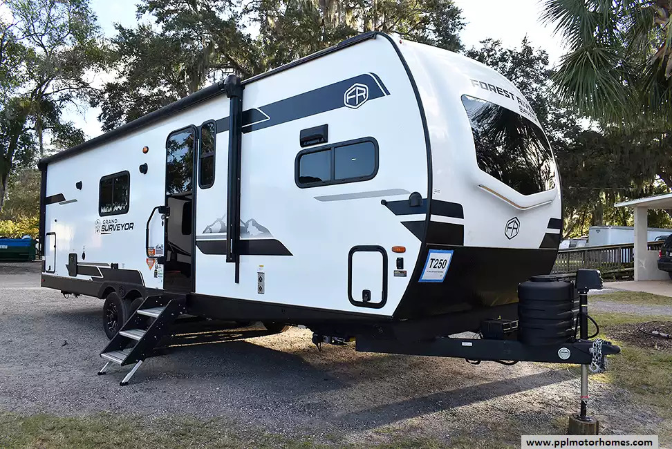 2025 Forest River SURVEYOR GRAND 268FKBS in summerfield FL