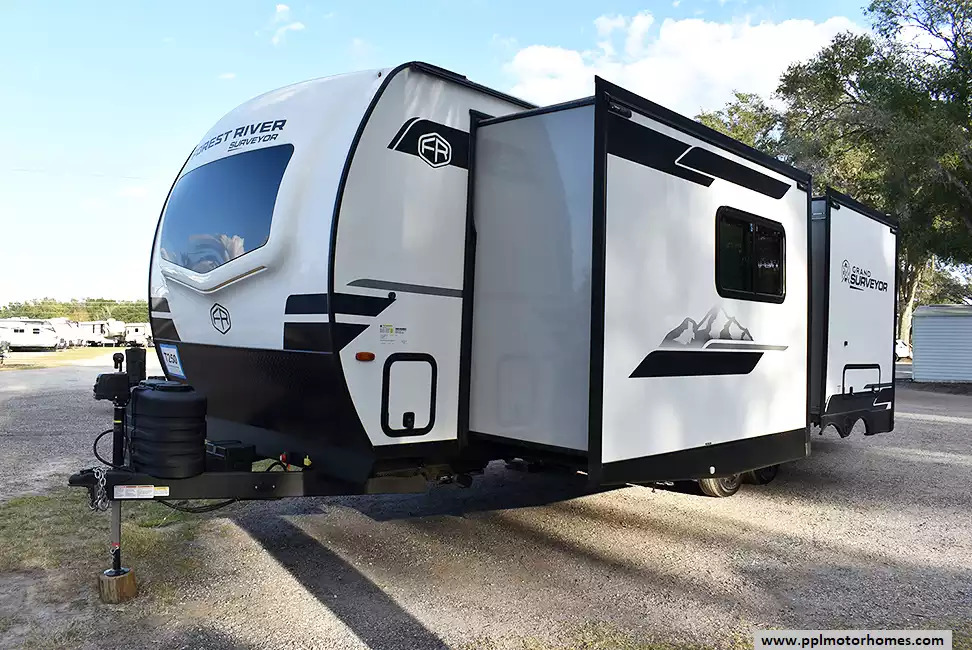 2025 Forest River SURVEYOR GRAND 268FKBS in summerfield FL