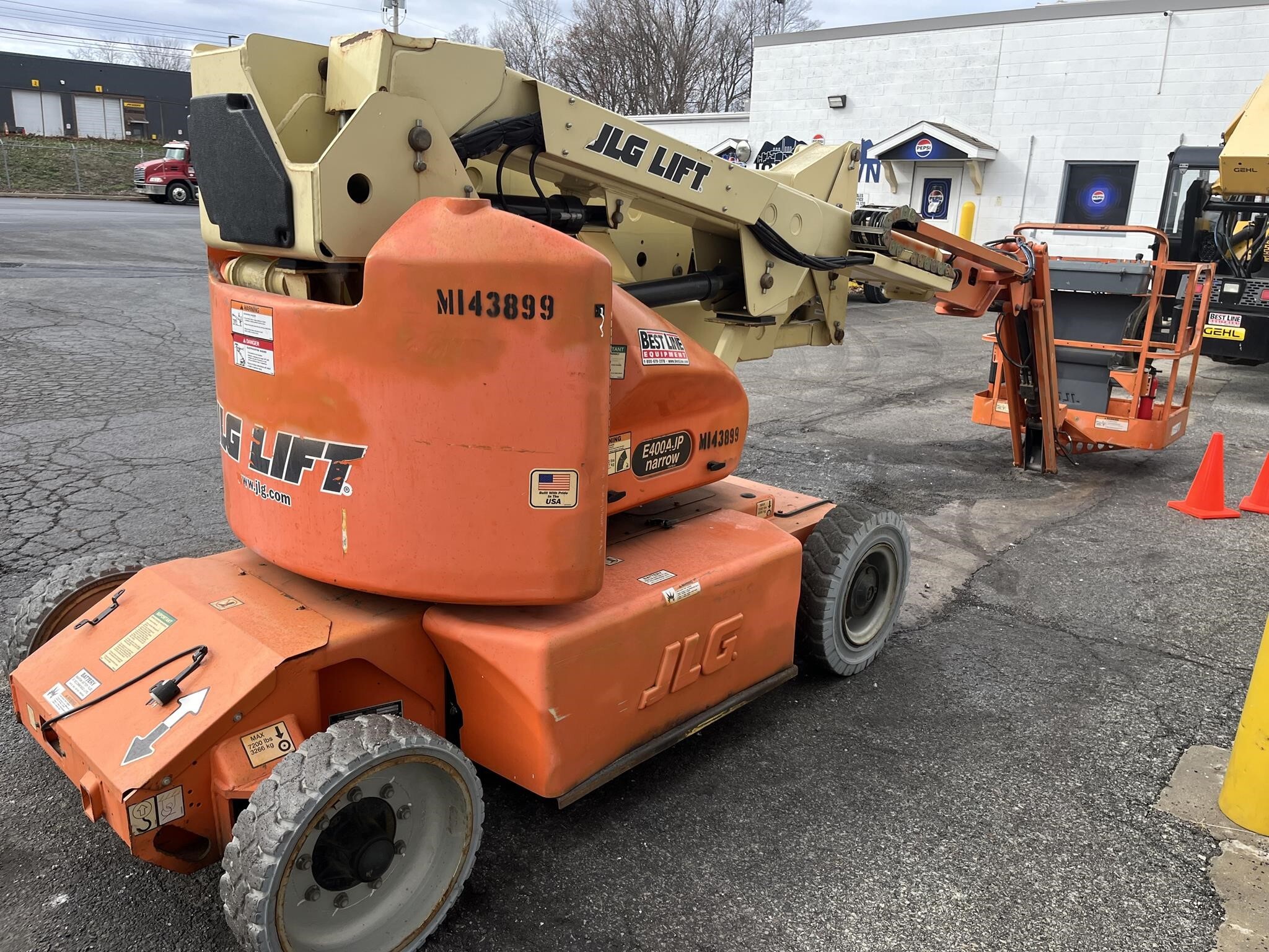 2011 JLG E400AJPN Articulated Boom Lift