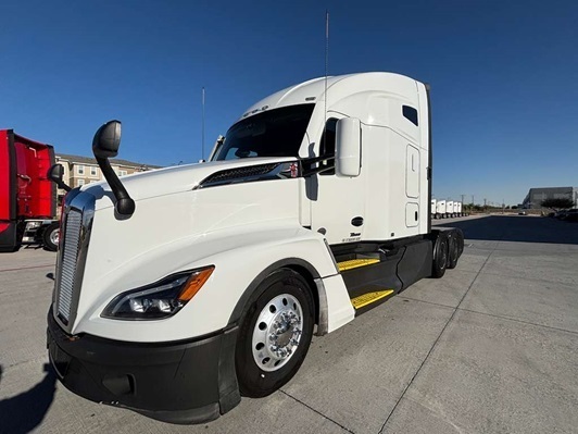 2023 KENWORTH T680 in Leawood, KS