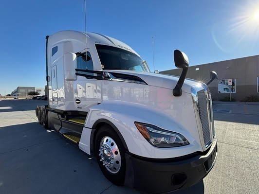 2023 KENWORTH T680 in Leawood, KS