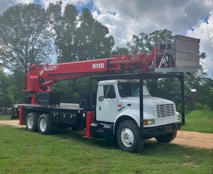 2000 ELLIOTT H110 Boom Truck (Mounted on International 4900) in Brookhaven, MS