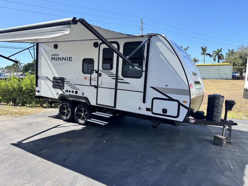 2022 Winnebago MICRO MINNIE 2108DS in naples FL