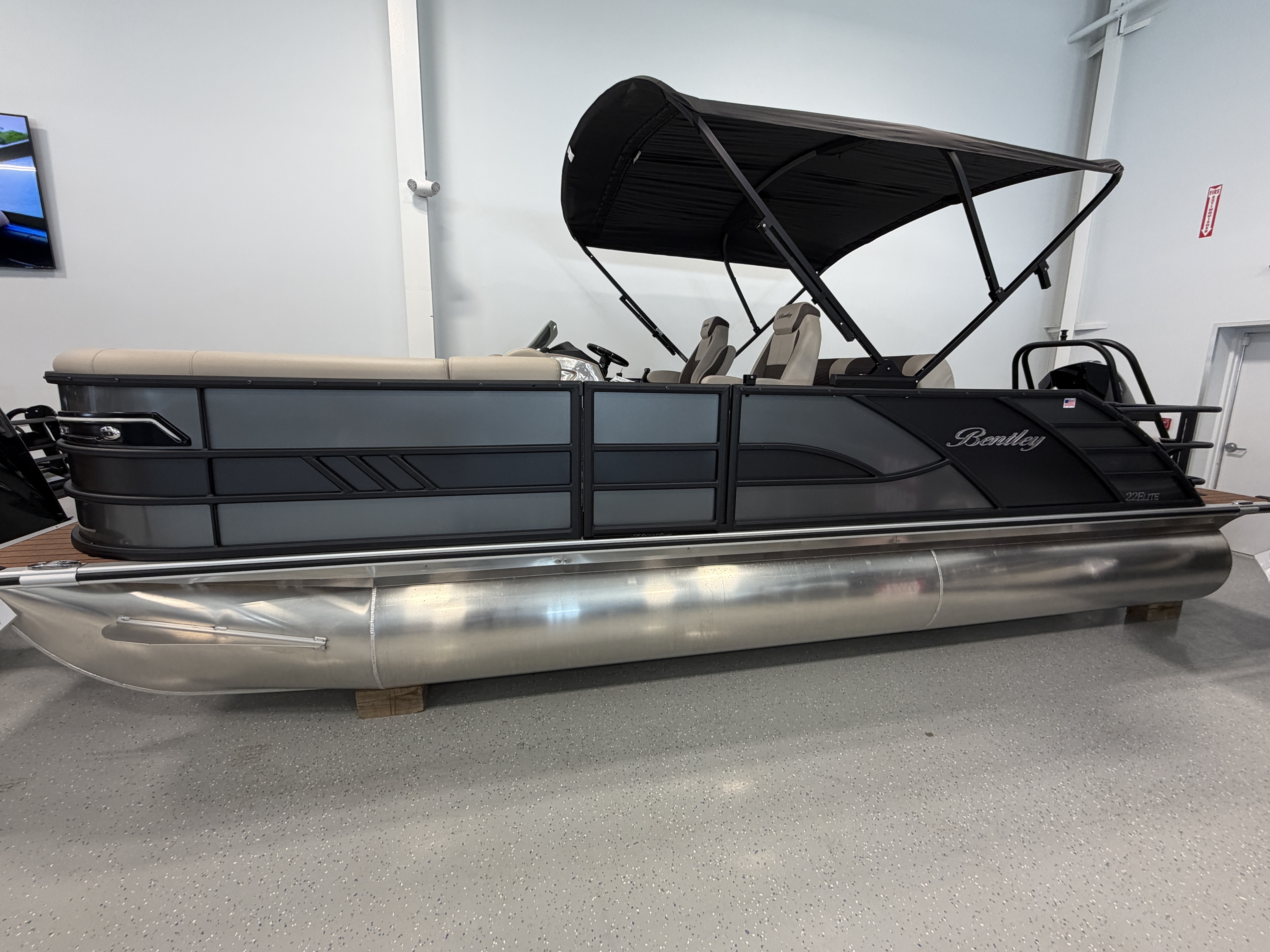 2026 Bentley ELITE 223 SWINGBACK 25’ SWINGBACK DUAL CAPTAIN in mchenry IL