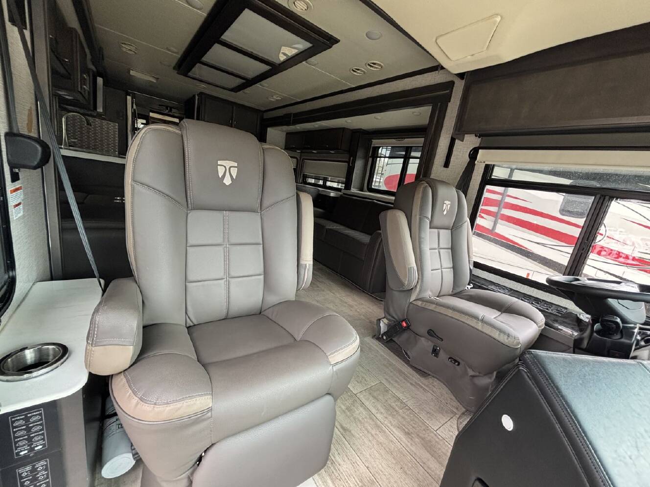 A photo of this 2023 Thor TUSCANY 40RT